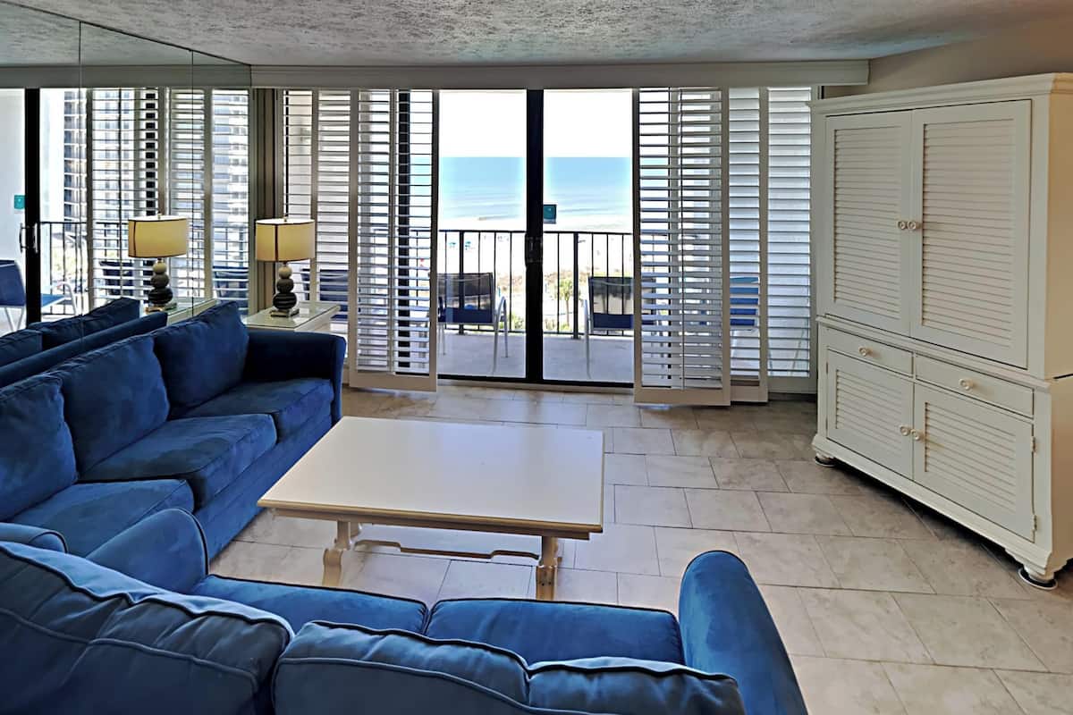 Appartamento, letti multipli, vista oceano ( - No Pets Allowed) | Area soggiorno | TV 27 pollici con canali via cavo, lettore DVD