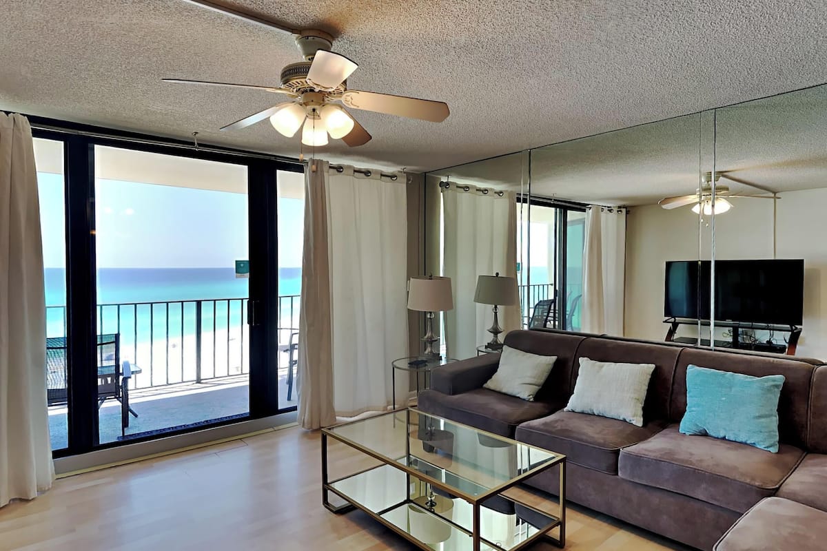 Appartamento, letti multipli, balcone, vista oceano (T2 603 - No Pets Allowed) | Area soggiorno | TV 27 pollici con canali via cavo, lettore DVD