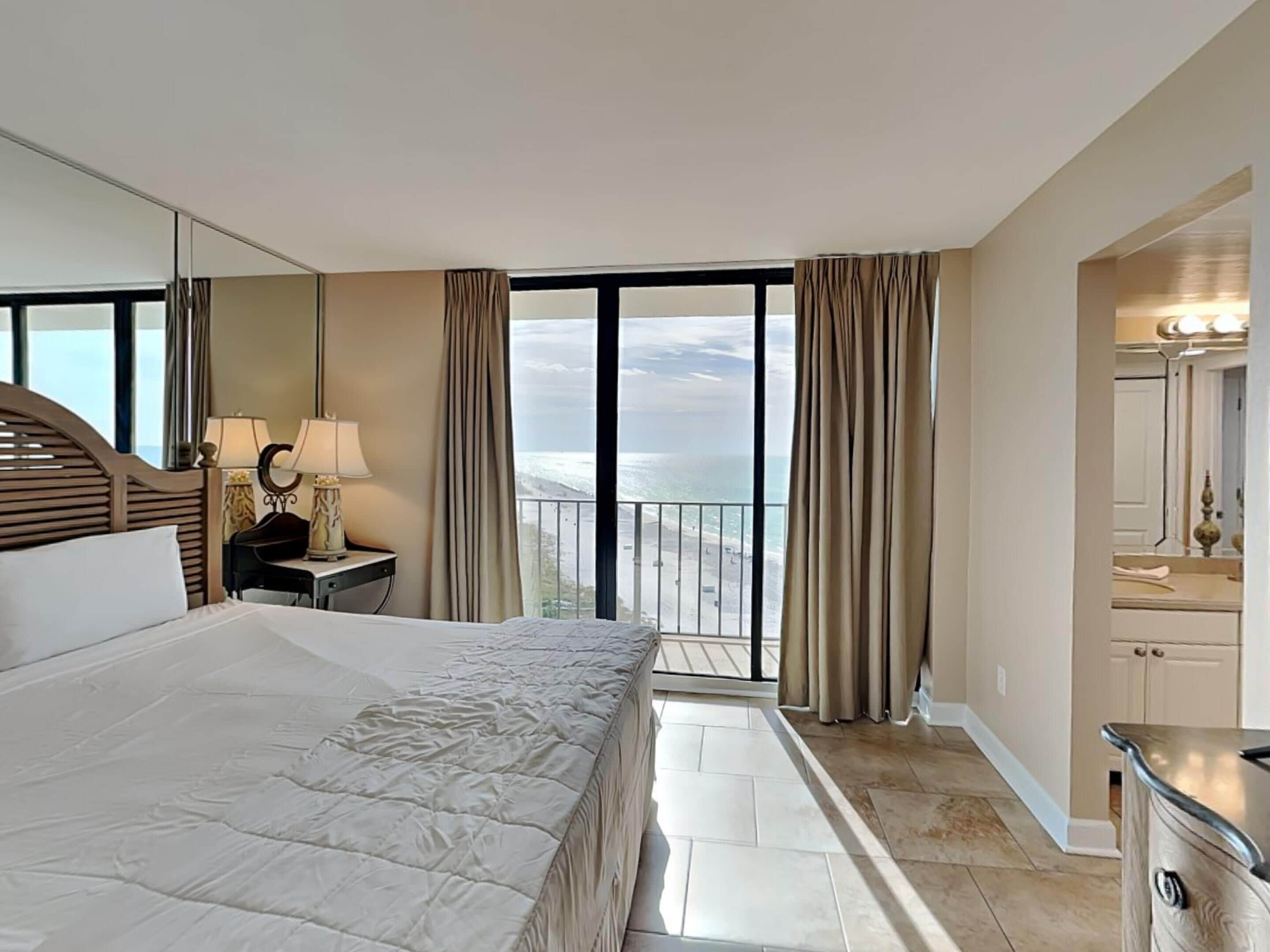 コンドミニアム ベッド (複数台) バルコニー オーシャンビュー (T2 1001 - No Pets) | 3 室のベッドルーム、客室ごとに異なる装飾、客室ごとに異なるインテリア、アイロン / アイロン台