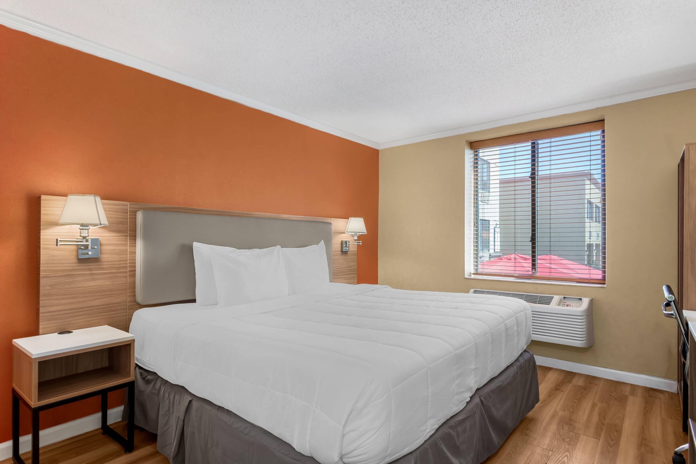 Standard Room, 1 King Bed, Non Smoking | Desk, soundproofing, iron/ironing board, free WiFi