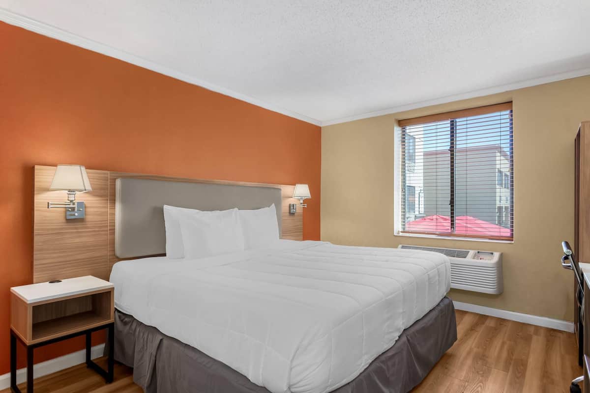 Standard Room, 1 King Bed, Non Smoking | Desk, soundproofing, iron/ironing board, free WiFi