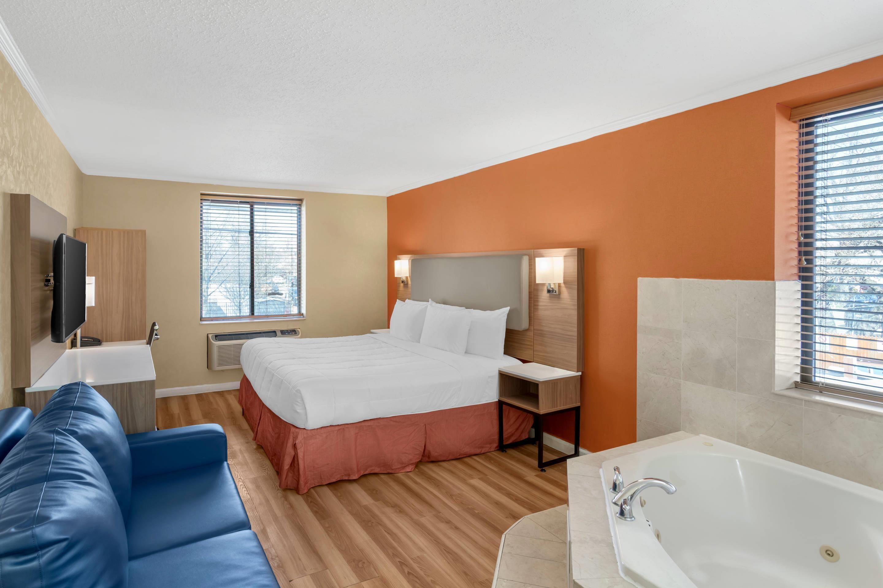 Suite, 1 King Bed, Non Smoking | Desk, soundproofing, iron/ironing board, free WiFi