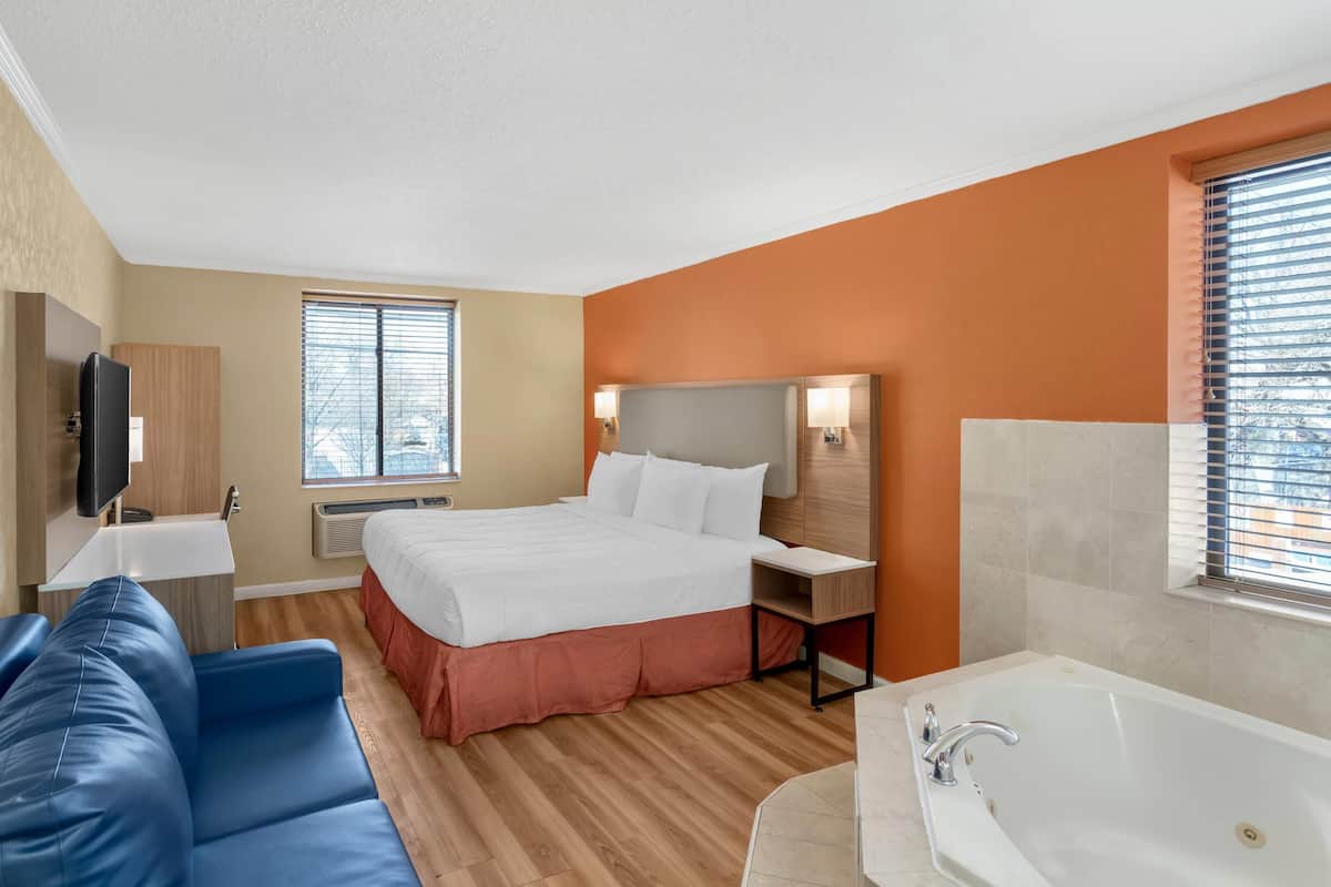 Suite, 1 King Bed, Non Smoking | Desk, soundproofing, iron/ironing board, free WiFi