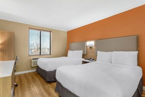 Habitación estándar, 2 camas Queen size, para no fumadores | Escritorio, insonorización, tabla de planchar con plancha y wifi gratis
