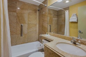 标准房, 2 张大床, 无烟房 | 办公桌、隔音、熨斗/熨衣板、免费 WiFi