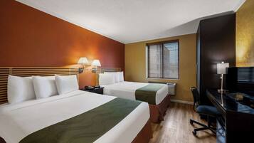 Habitación estándar, 2 camas de matrimonio, no fumadores | Escritorio, sistema de insonorización, tabla de planchar con plancha