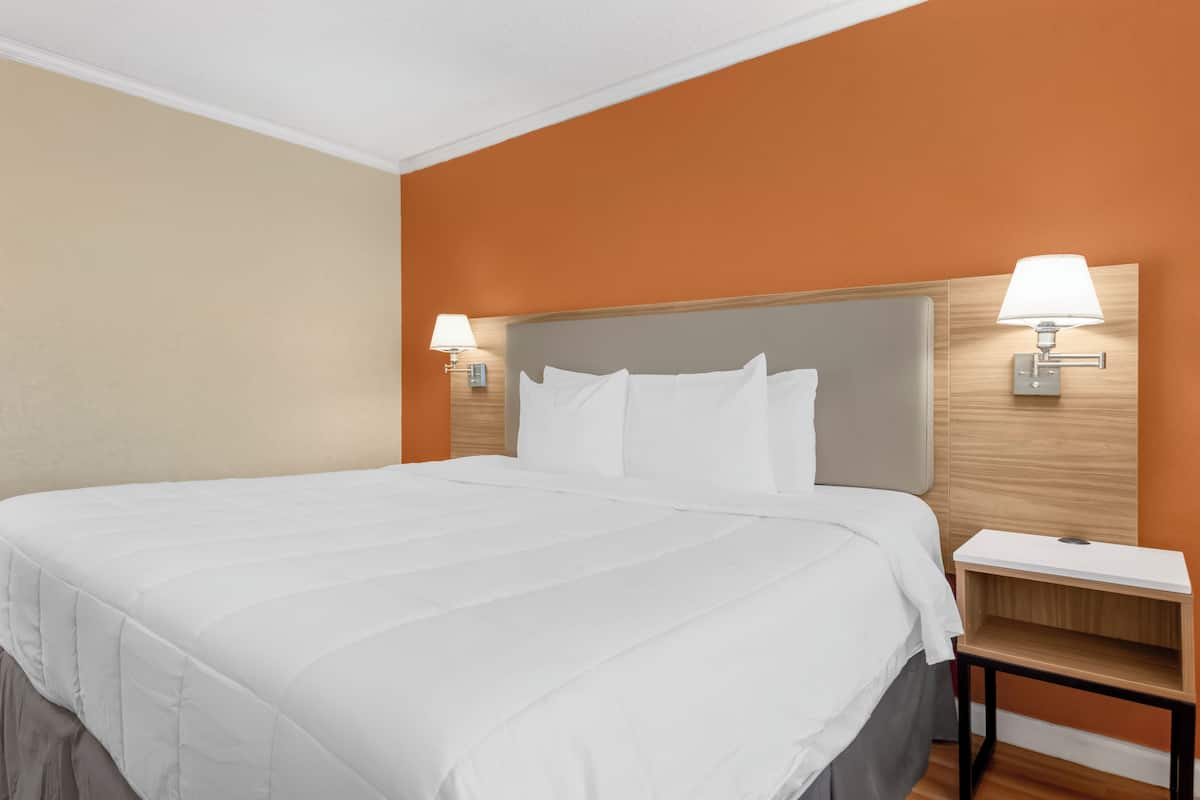 Desk, soundproofing, iron/ironing board, free WiFi