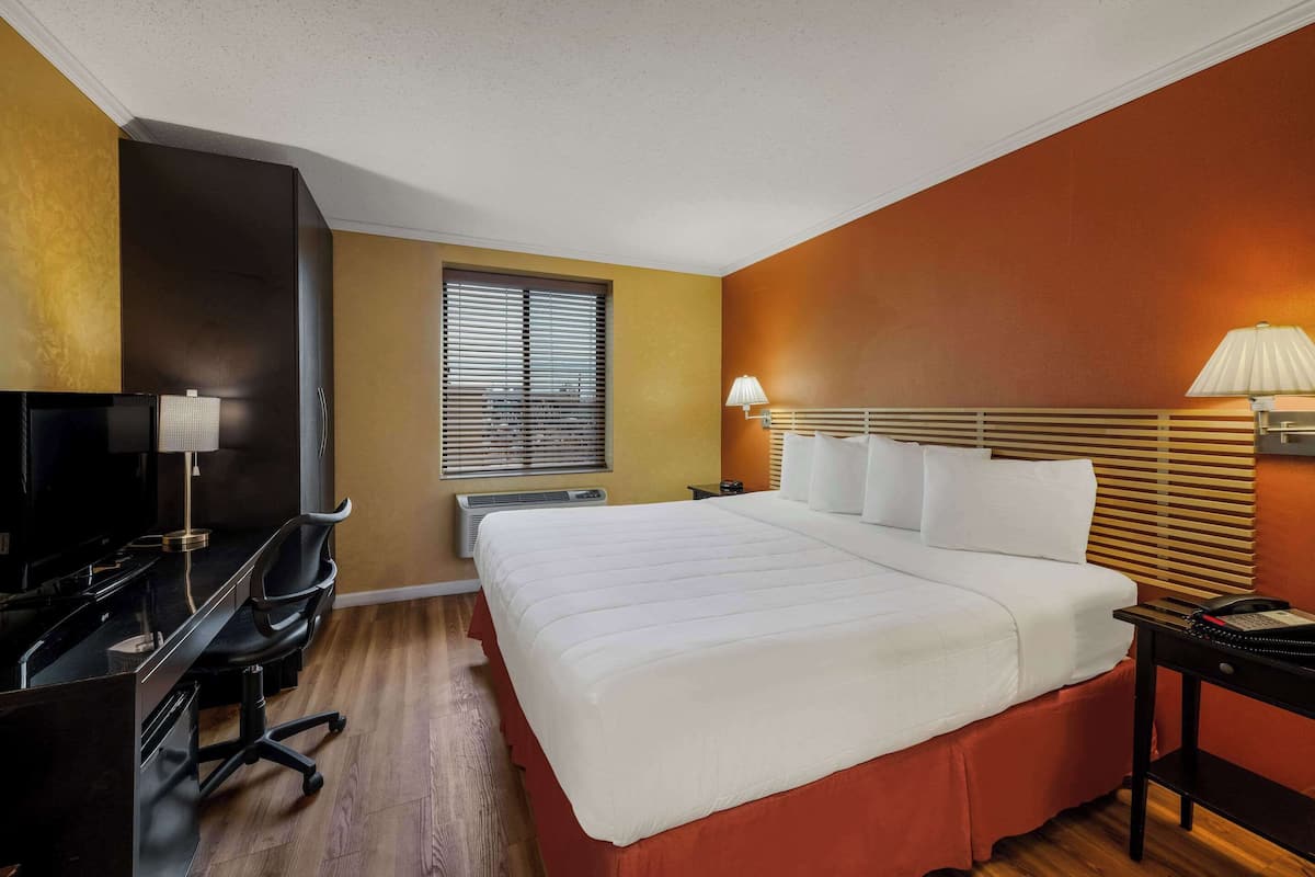 Standard Room, 1 King Bed, Non Smoking | 1 bedroom, desk, soundproofing, iron/ironing board