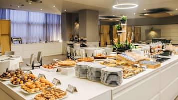 Frukostbuffé varje dag (EUR 6 per person)