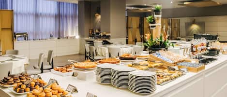 Petit déjeuner buffet (6 EUR par personne)