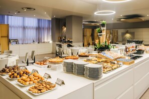 Petit-déjeuner buffet (6 EUR par personne)