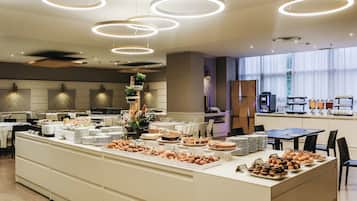 Tägliches Frühstücksbuffet (6 EUR pro Person)