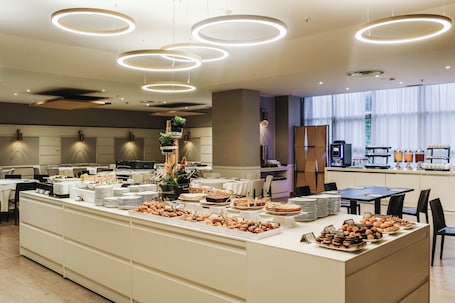 每日供应自助式早餐(每人 EUR 6)