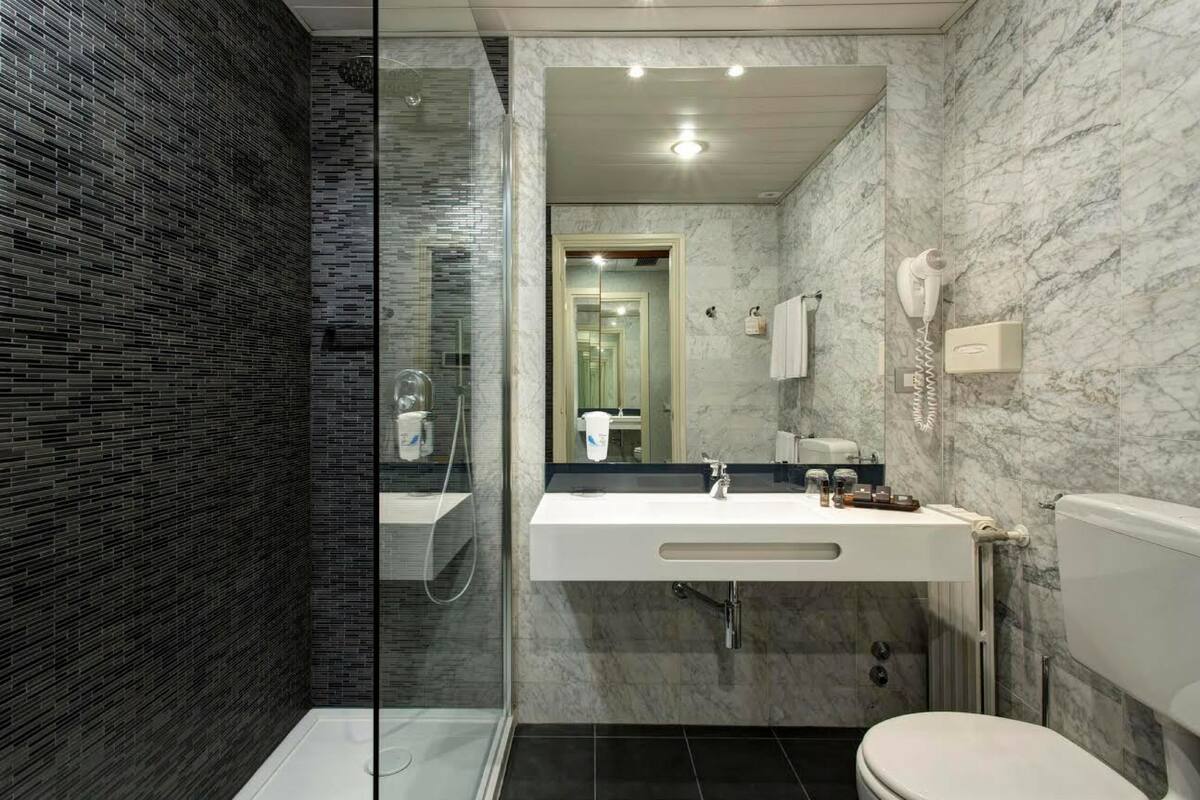 combined shower/bathtub, deep-soaking bathtub, rainfall showerhead