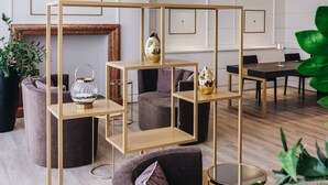 Un salon moderne doté d’une cheminée, de sièges confortables et d’un coin repas.