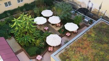 Superior-Zimmer, Blick auf den Innenhof | Allergikerbettwaren, Zimmersafe, Schreibtisch, Verdunkelungsvorhänge