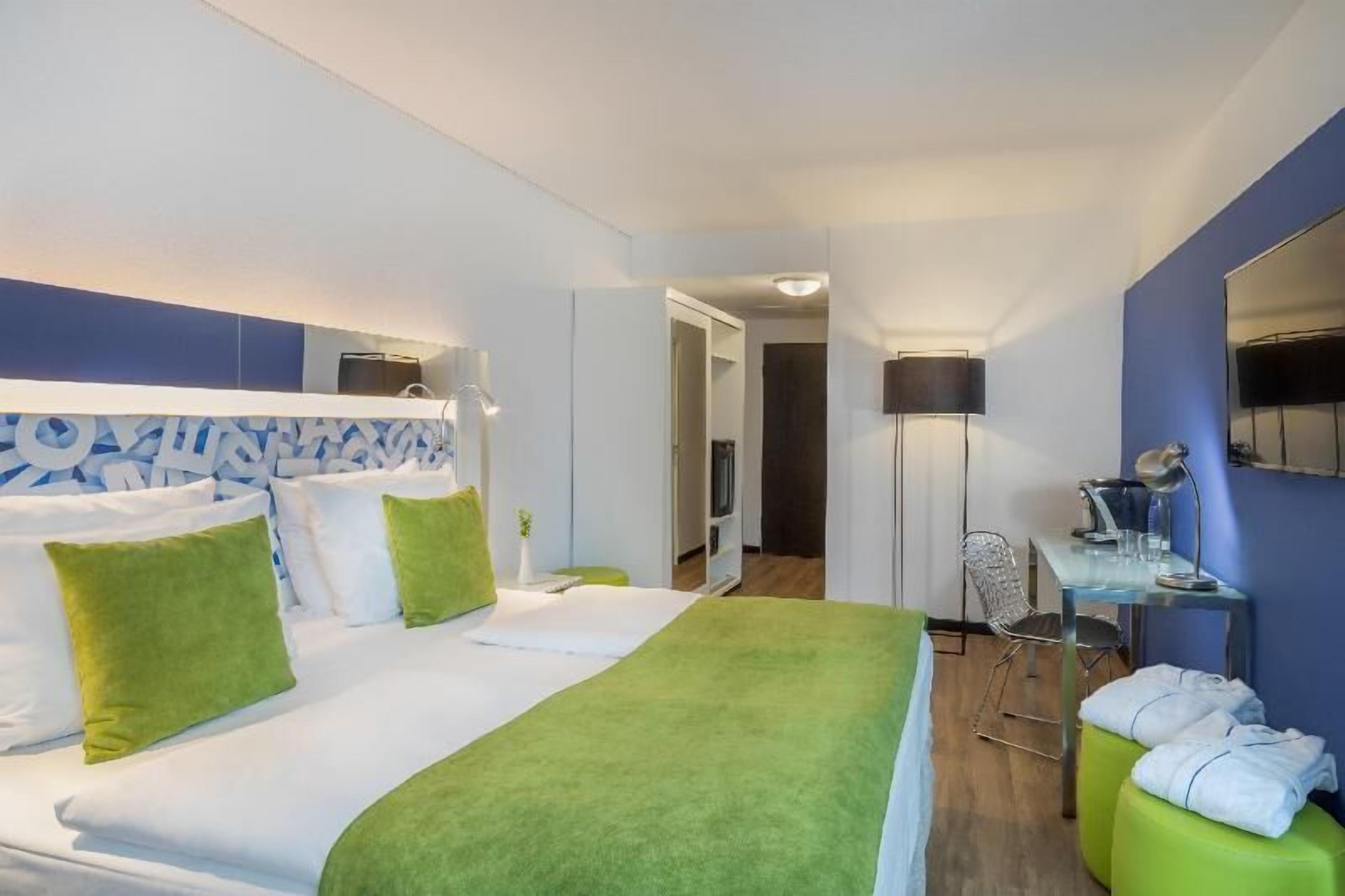 Premium bedding, in-room safe, desk, blackout drapes