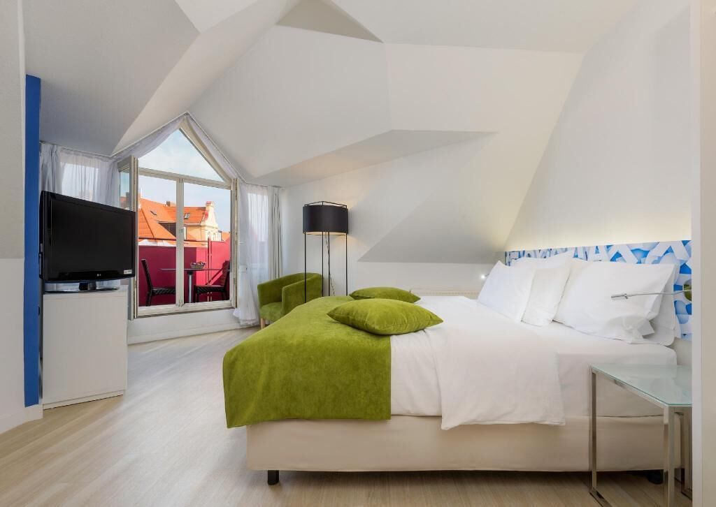 Premium bedding, in-room safe, desk, blackout drapes