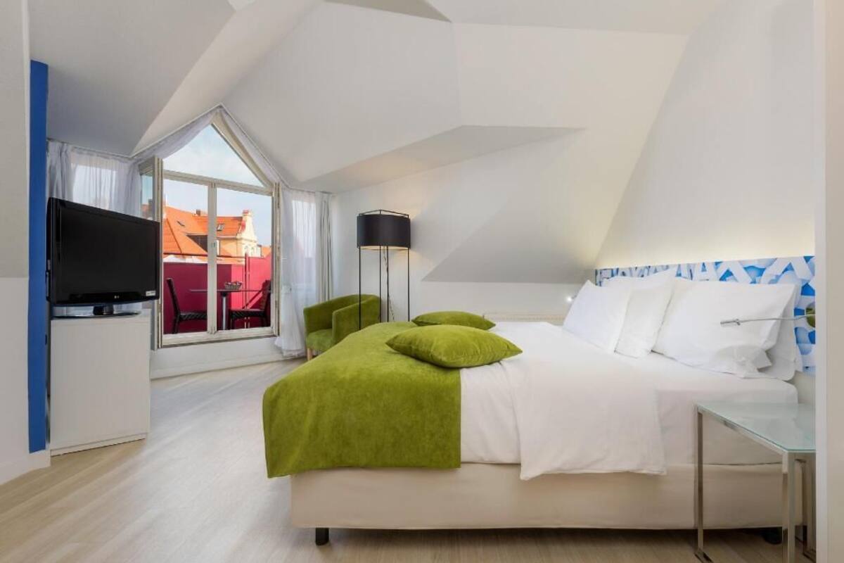 Premium bedding, in-room safe, desk, blackout drapes