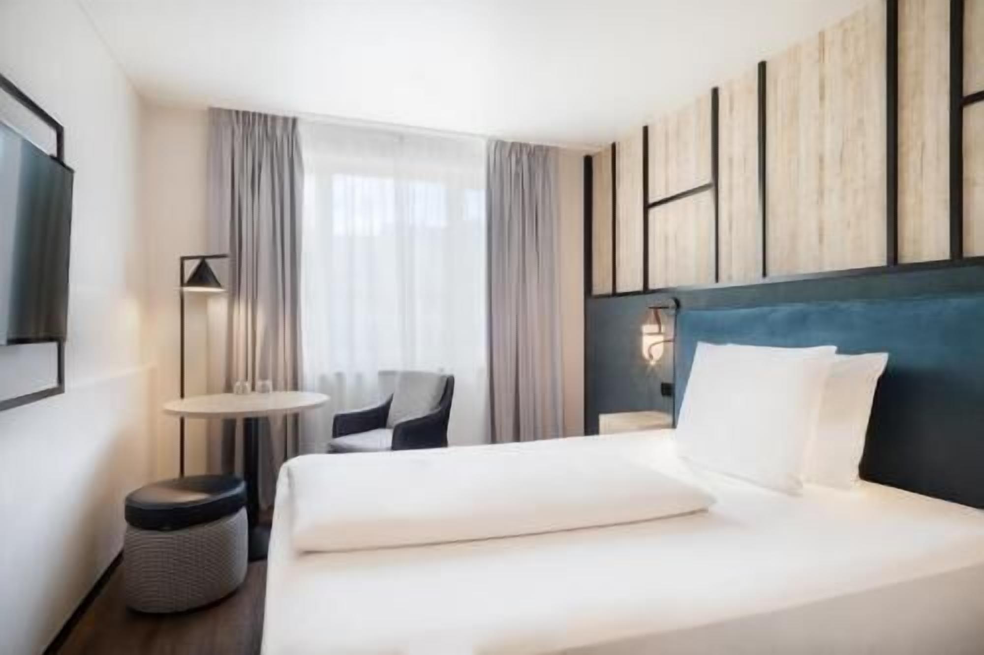 Premium bedding, in-room safe, desk, blackout drapes