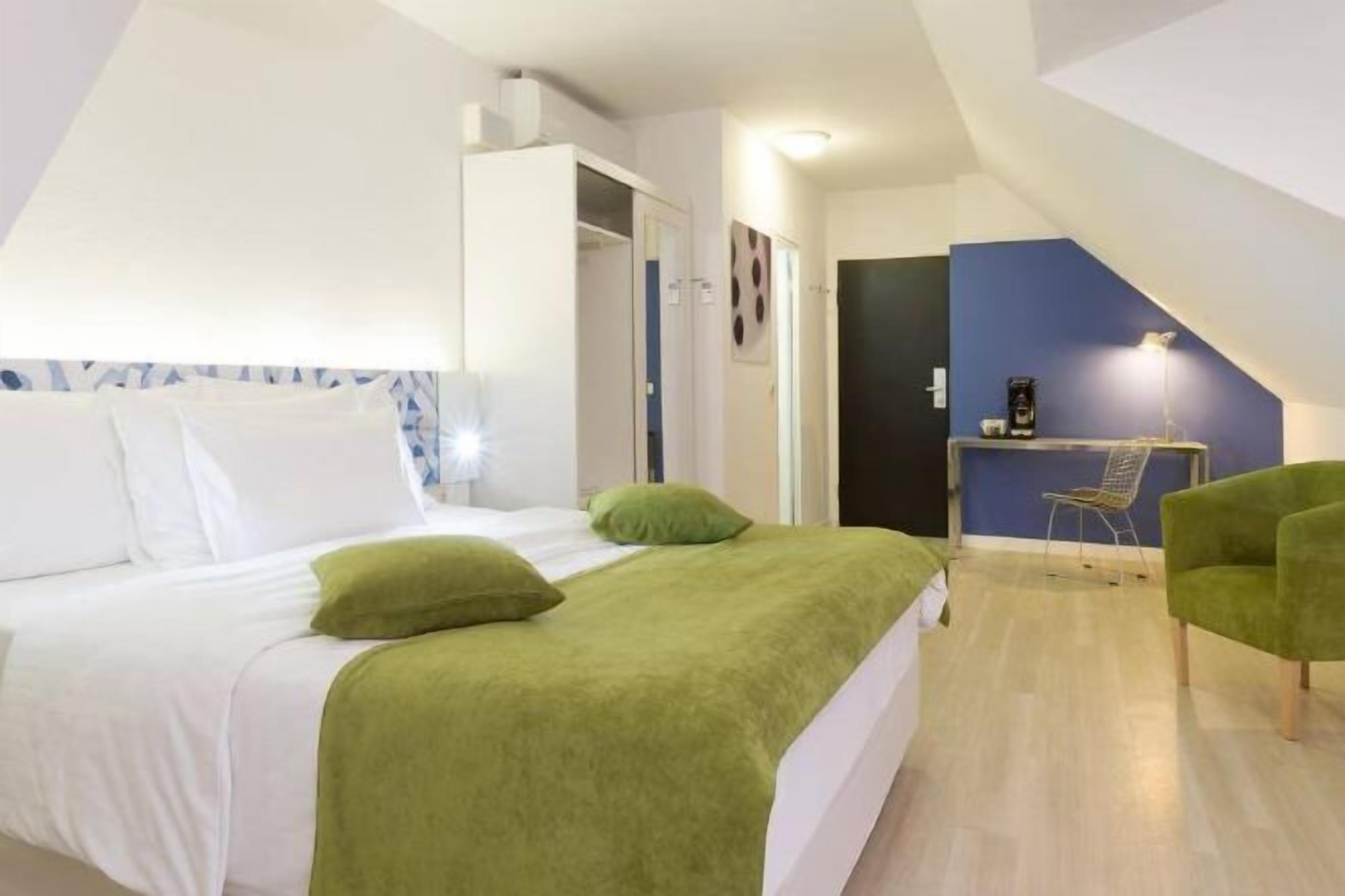 Premium bedding, in-room safe, desk, blackout curtains