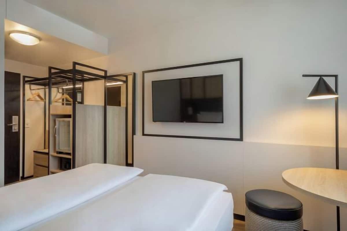 1 bedroom, hypo-allergenic bedding, in-room safe, desk