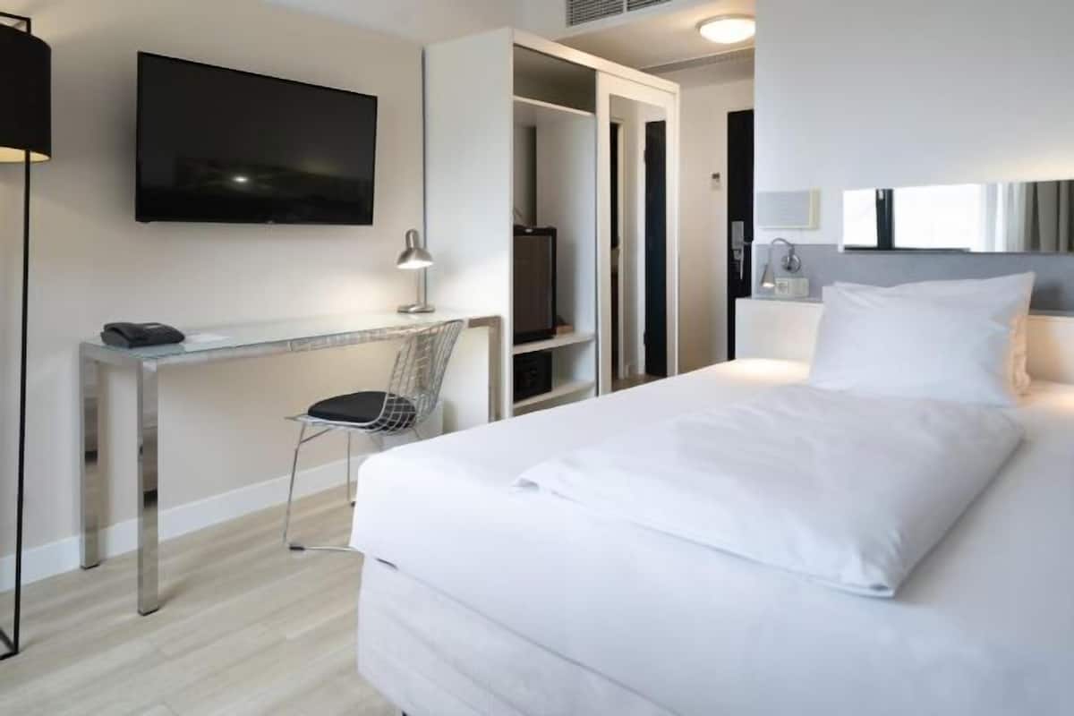 Premium bedding, in-room safe, desk, blackout drapes