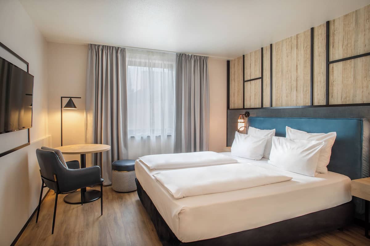 1 makuuhuone, allergiatestatut vuodevaatteet, tallelokero huoneessa