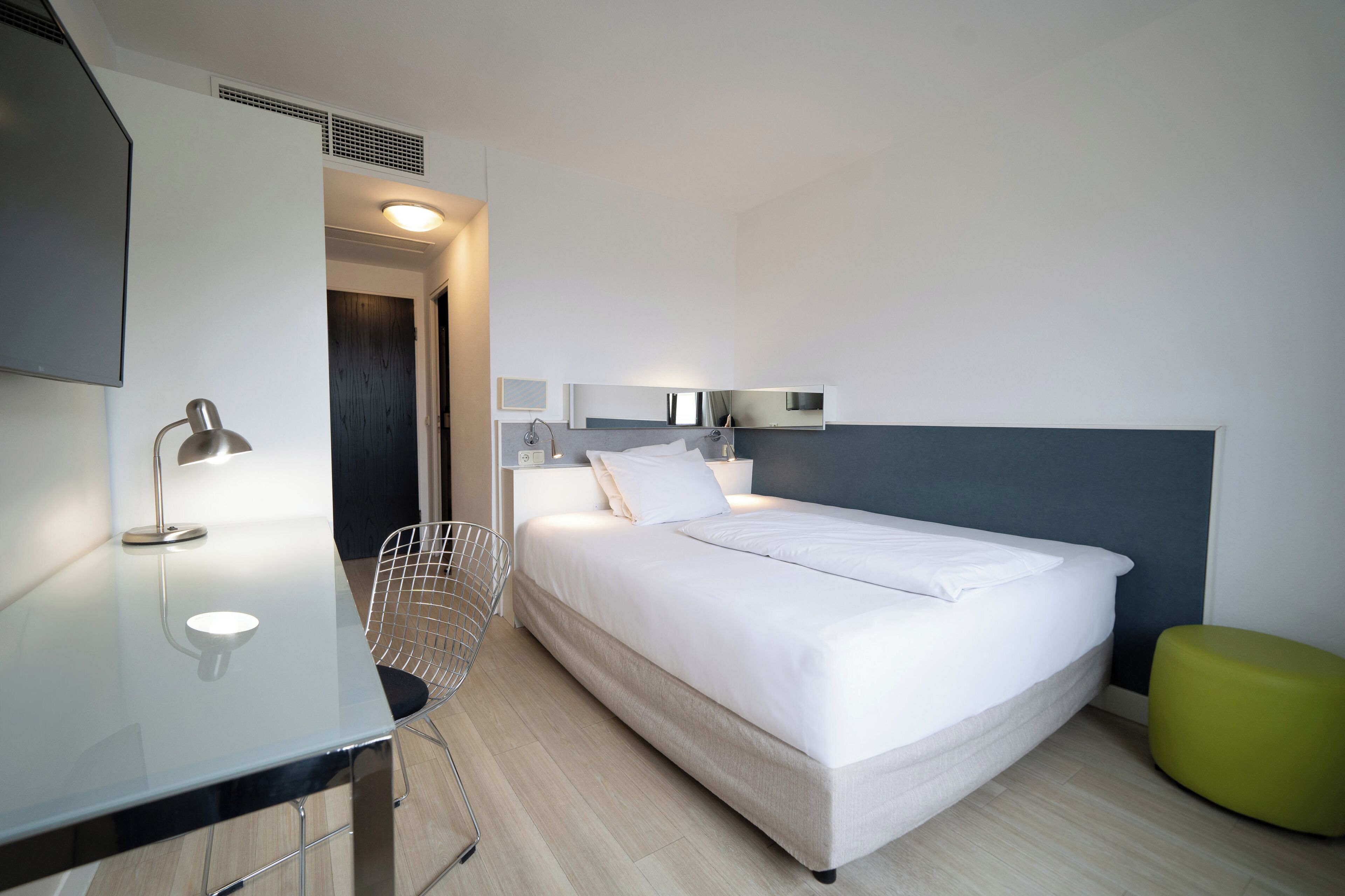 Ropa de cama hipoalergénica y caja de seguridad en la habitación 