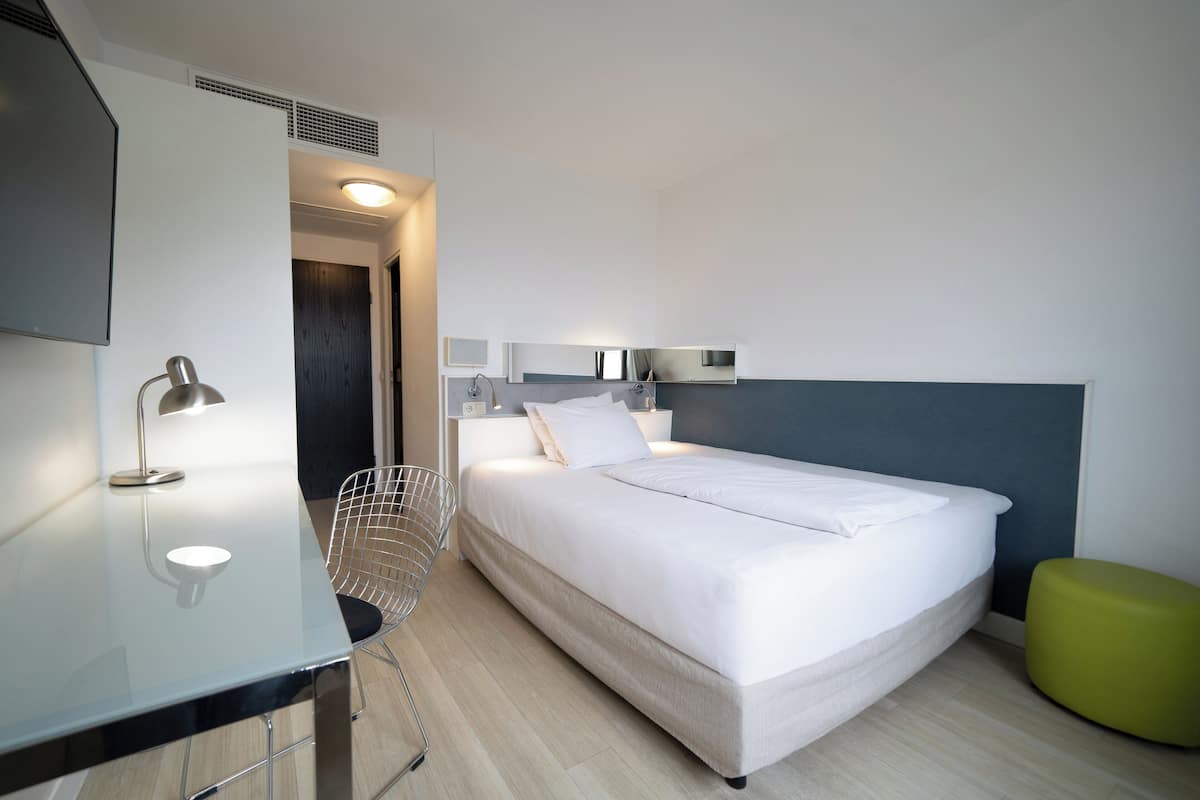 1 makuuhuone, allergiatestatut vuodevaatteet, tallelokero huoneessa