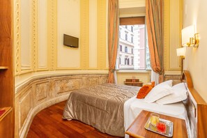 Minibar, in-room safe, individually decorated, individually furnished - Hotel Medici (Rome)