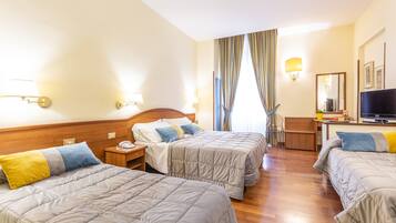 Habitación cuádruple clásica | Minibar, caja de seguridad en la habitación y decoración personalizada