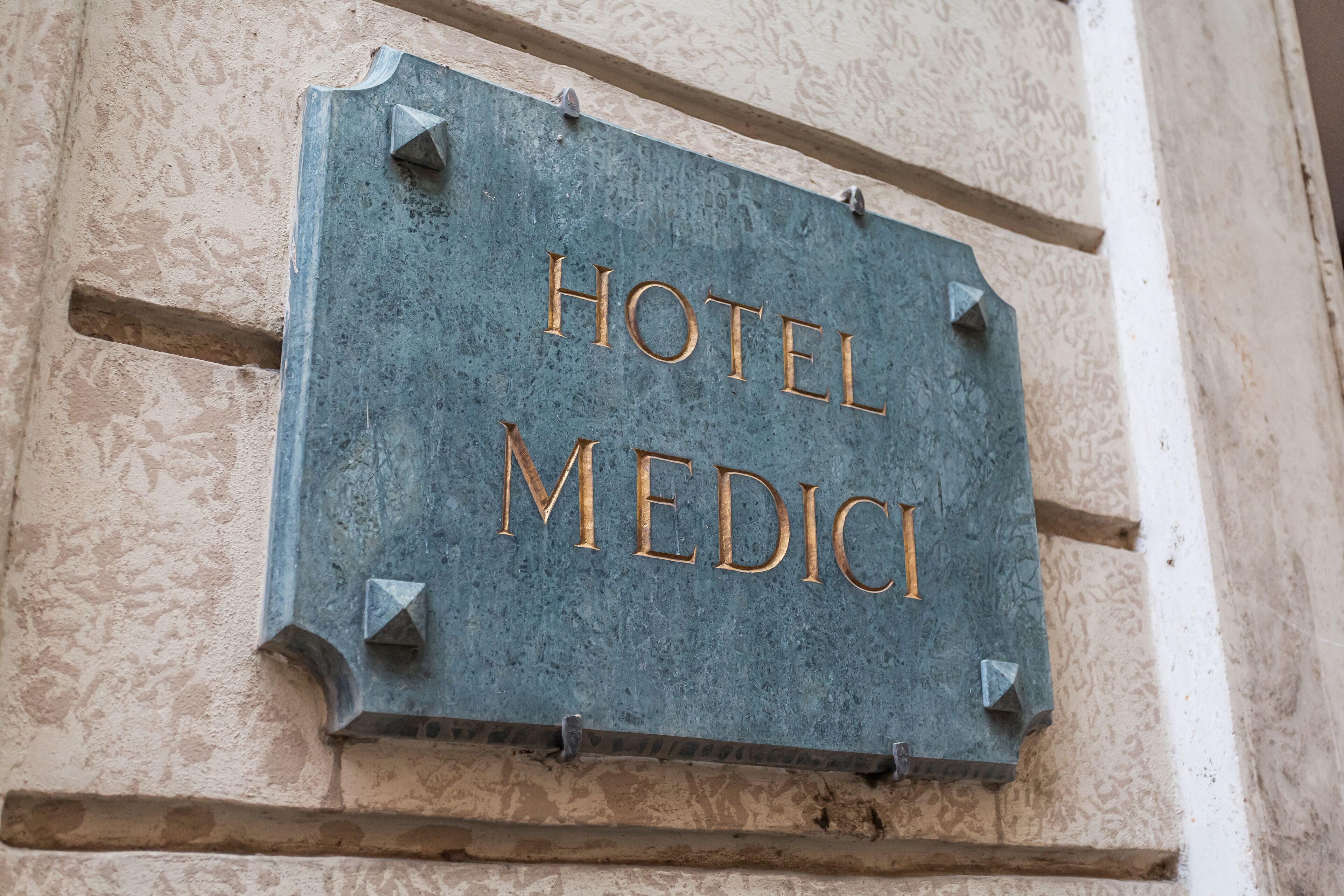 A sign for Hotel Medic.