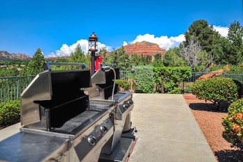 BBQ/picnic area at Hilton Vacation Club Ridge on Sedona