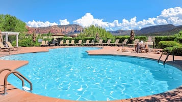 2 açık yüzme havuzu