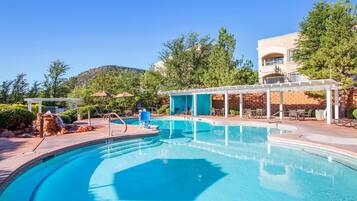 2 açık yüzme havuzu