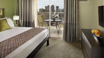 Een kluis op de kamer, een bureau, een laptopwerkplek