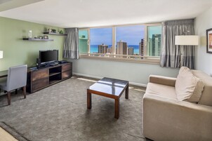 Superior-svíta - 1 stórt tvíbreitt rúm með svefnsófa (One Bedroom Suite Kitchenette Ocean) | Öryggishólf í herbergi, skrifborð, vinnuaðstaða fyrir fartölvur