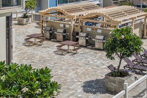 BBQ/picnic Area - Skyline Island Colony Hotel (Honolulu)