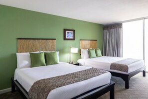 Studio Kitchenette | In-room safe, desk, laptop workspace, blackout drapes
