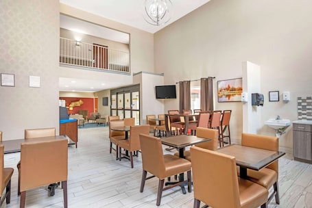 Colazione completa inclusa, servita tutte le mattine . Best Western Gardendale