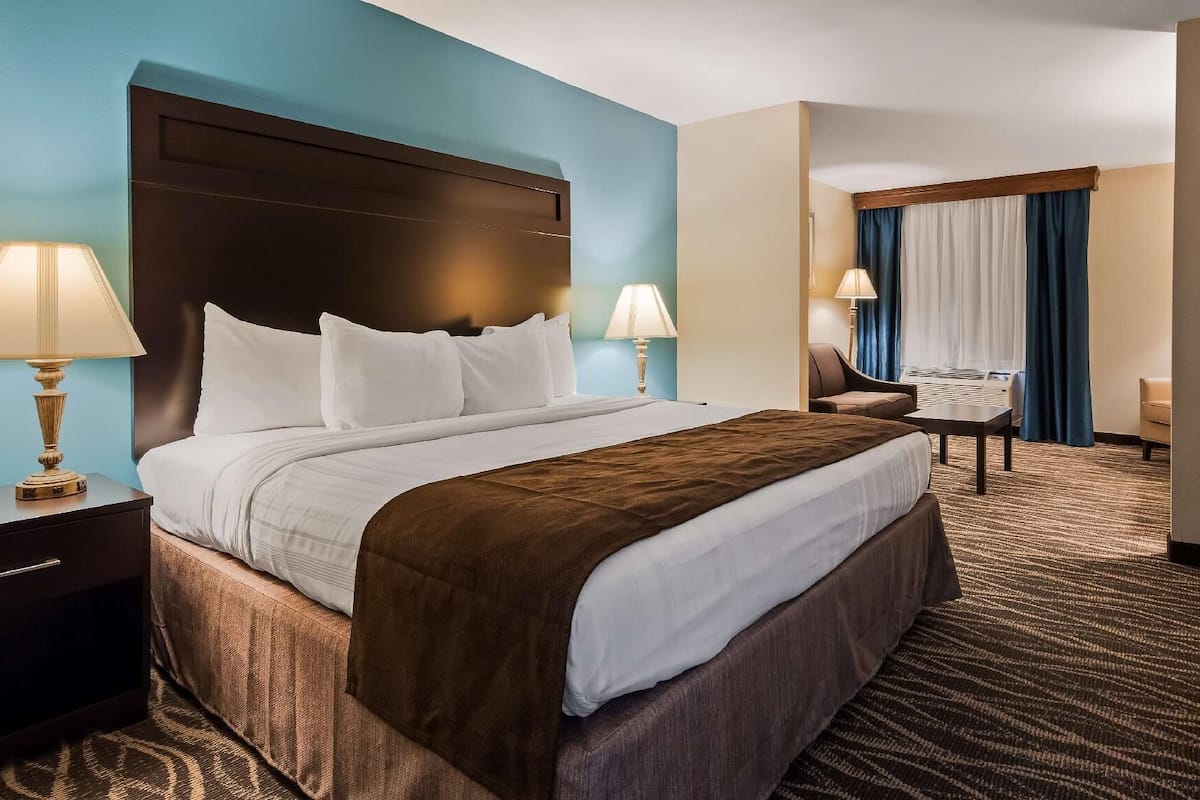 In-room safe, desk, iron/ironing board, cribs/infant beds