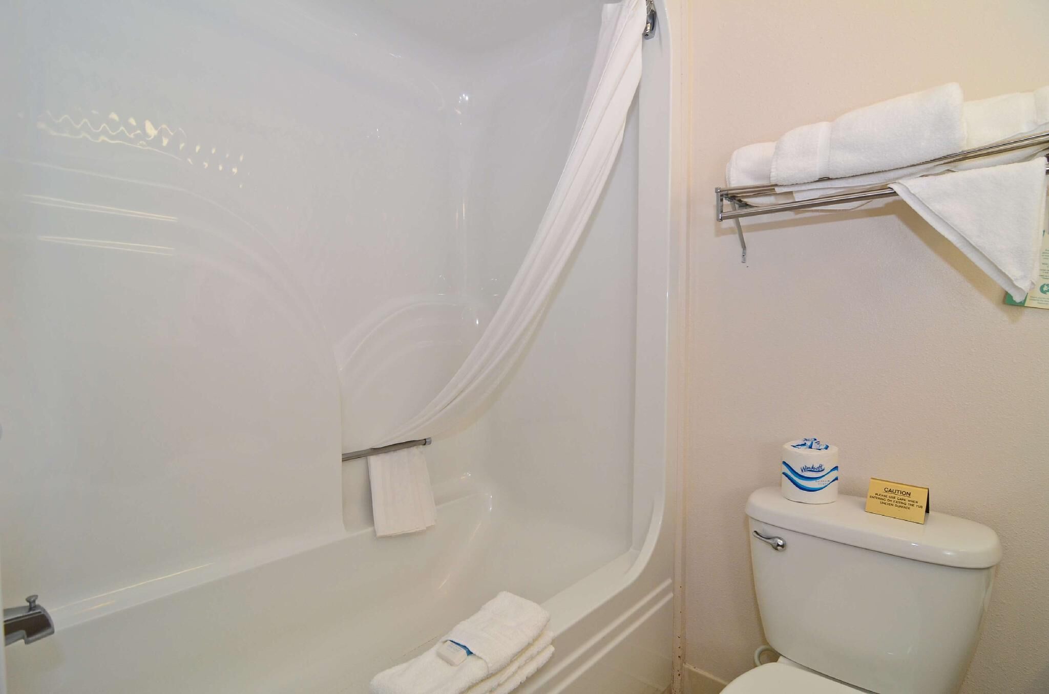 Badkamer | Een bad/douchecombinatie, een hydromassagedouche, gratis toiletartikelen