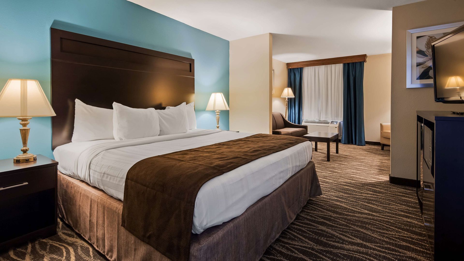 Een kluis op de kamer, een bureau, een strijkplank/strijkijzer