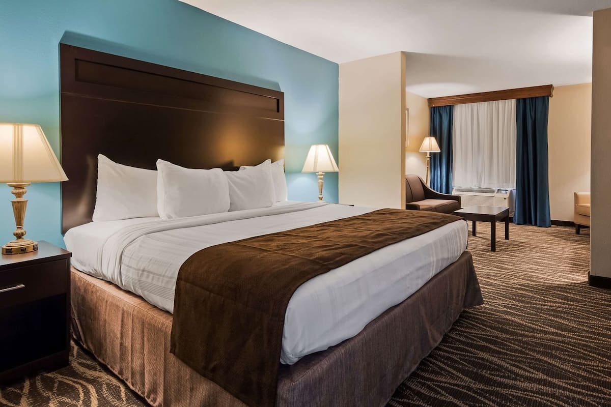 In-room safe, desk, iron/ironing board, cribs/infant beds