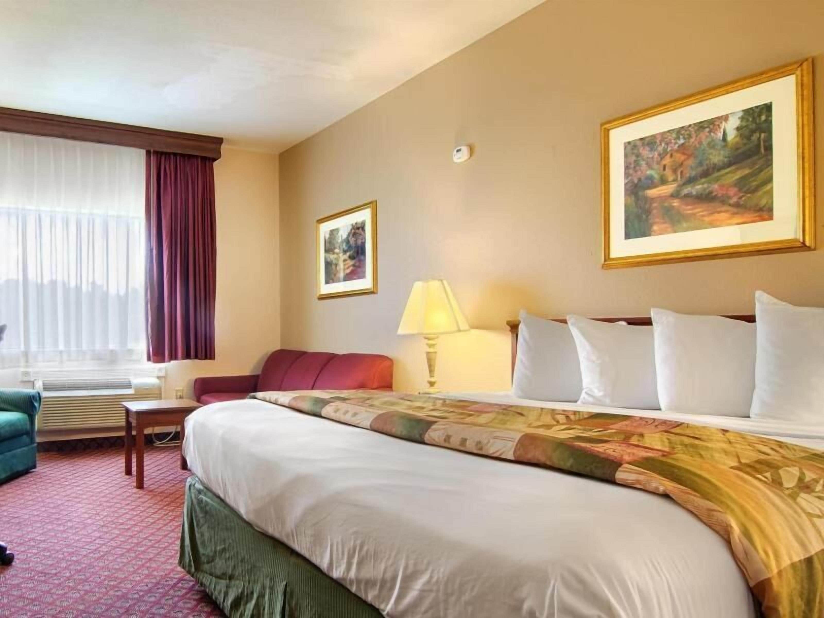 Een kluis op de kamer, een bureau, een strijkplank/strijkijzer