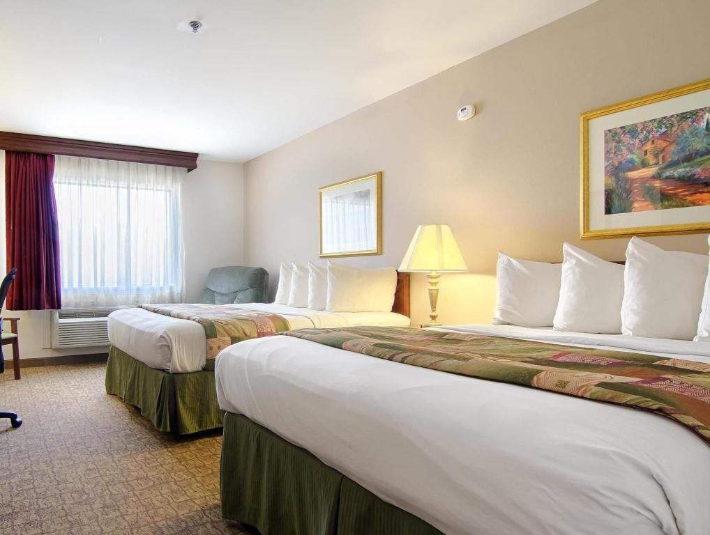 Een kluis op de kamer, een bureau, een strijkplank/strijkijzer