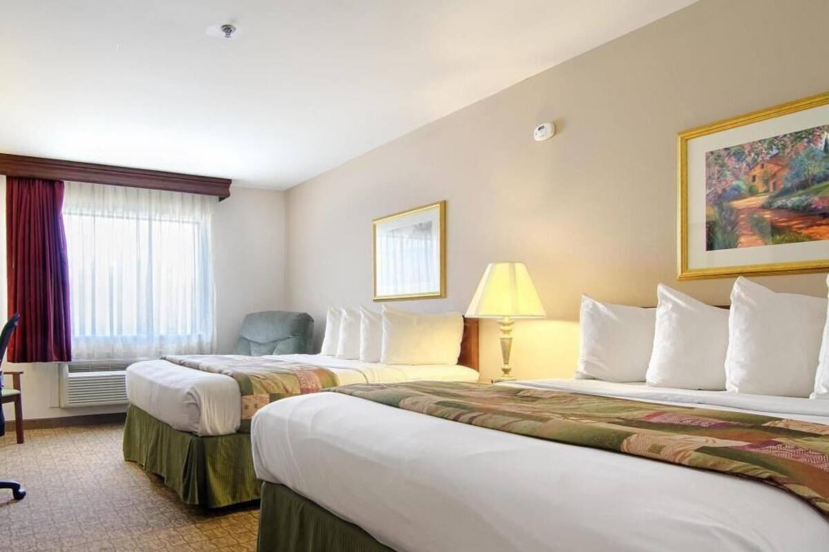 In-room safe, desk, iron/ironing board, cribs/infant beds