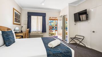 Espacio para trabajar con laptop y tabla de planchar con plancha