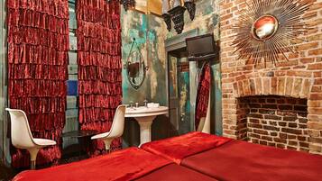 Shower, perlengkapan mandi gratis, pengering rambut, dan handuk